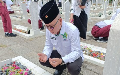 Peringati Hari Pahlawan, Kepala Madrasah Dan Dewan Guru Pimpin Ziarah di Taman Makam Pahlawan Tanjung Karang